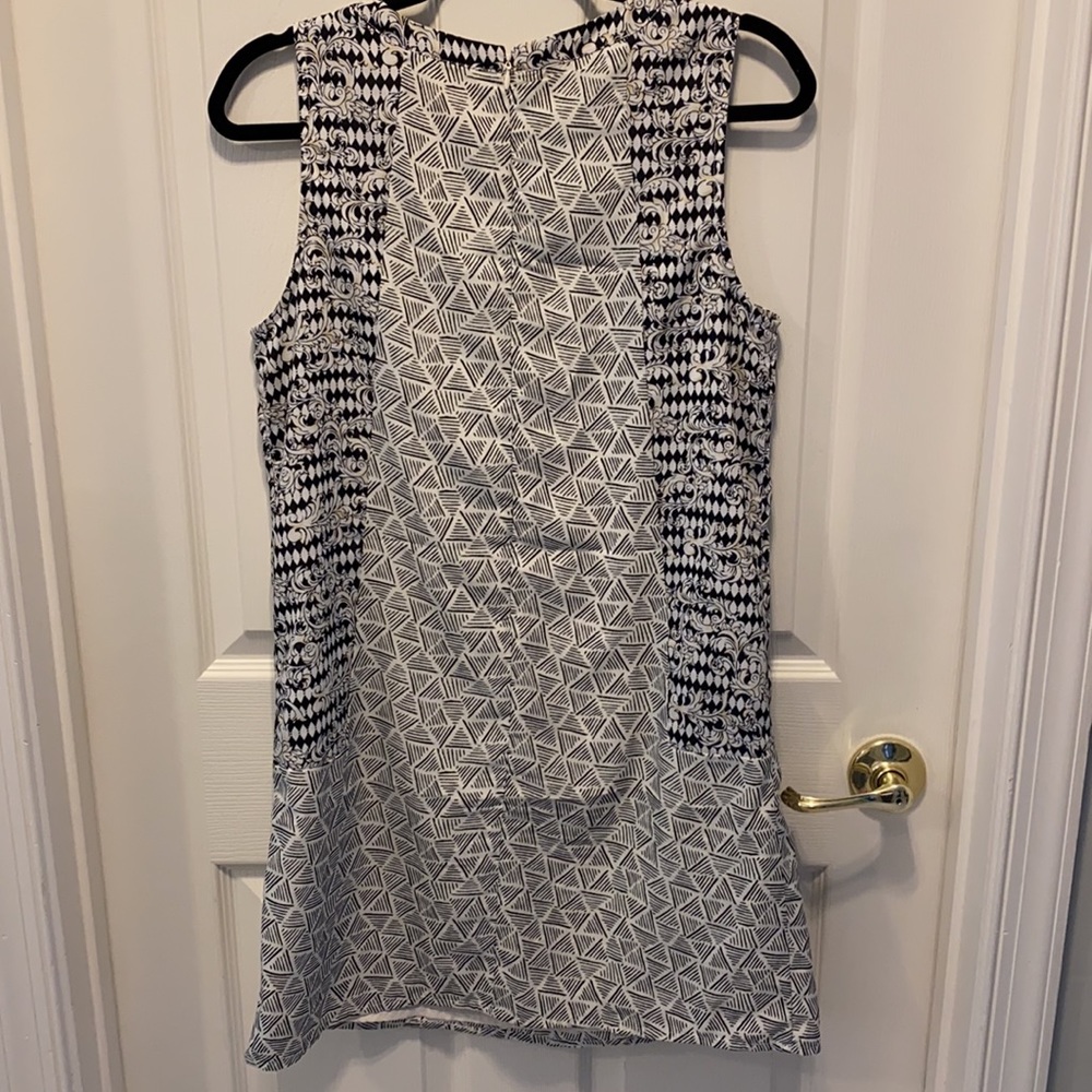 Sleeveless shift dress - Picture 2 of 5